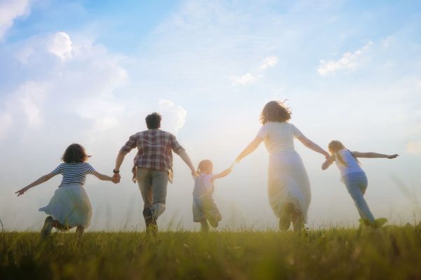 Dios nos permite fortalecer la vida familiar. Él creó la familia y se ocupa de cimentarla para que permanezca firme, por encima de todas las circunstancias.