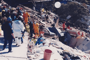 El 30 de julio de 1997, Stuar Divers, su esposa Sally y una veintena más de personas quedaron atrapadas en dos edificios que se derrumbaron. Stuart fue el único sobreviviente. Fue rescatado a pocos minutos de morir. Una historia real con una poderosa enseñanza.