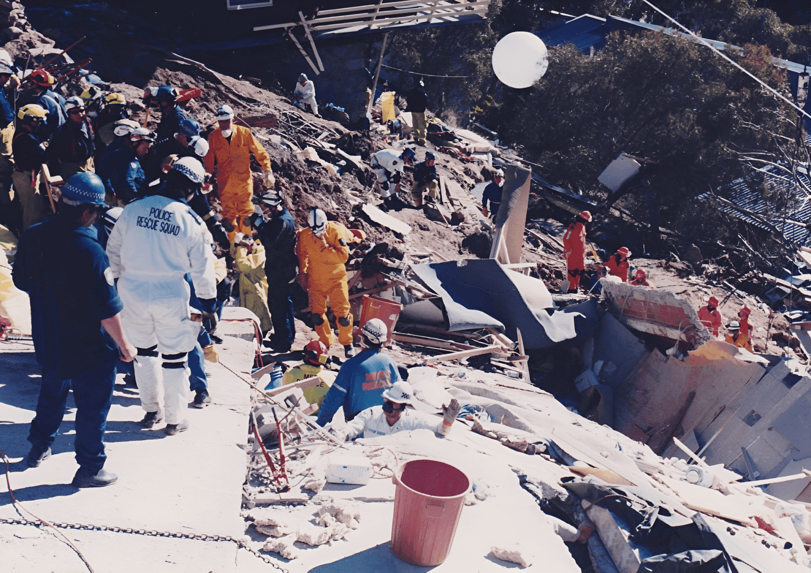 El 30 de julio de 1997, Stuar Divers, su esposa Sally y una veintena más de personas quedaron atrapadas en dos edificios que se derrumbaron. Stuart fue el único sobreviviente. Fue rescatado a pocos minutos de morir. Una historia real con una poderosa enseñanza.