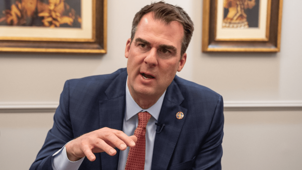 John Kevin Stitt, el gobernador que le perdonó.