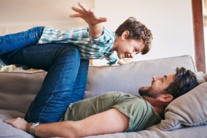 En una sociedad donde la falta de identidad masculina crece entre niños y aún jóvenes, llama a los padres a asumir la responsabilidad que les asiste. Con el ejemplo, se forma a los hijos, tanto en el proceso de crianza, como en los valores espirituales.