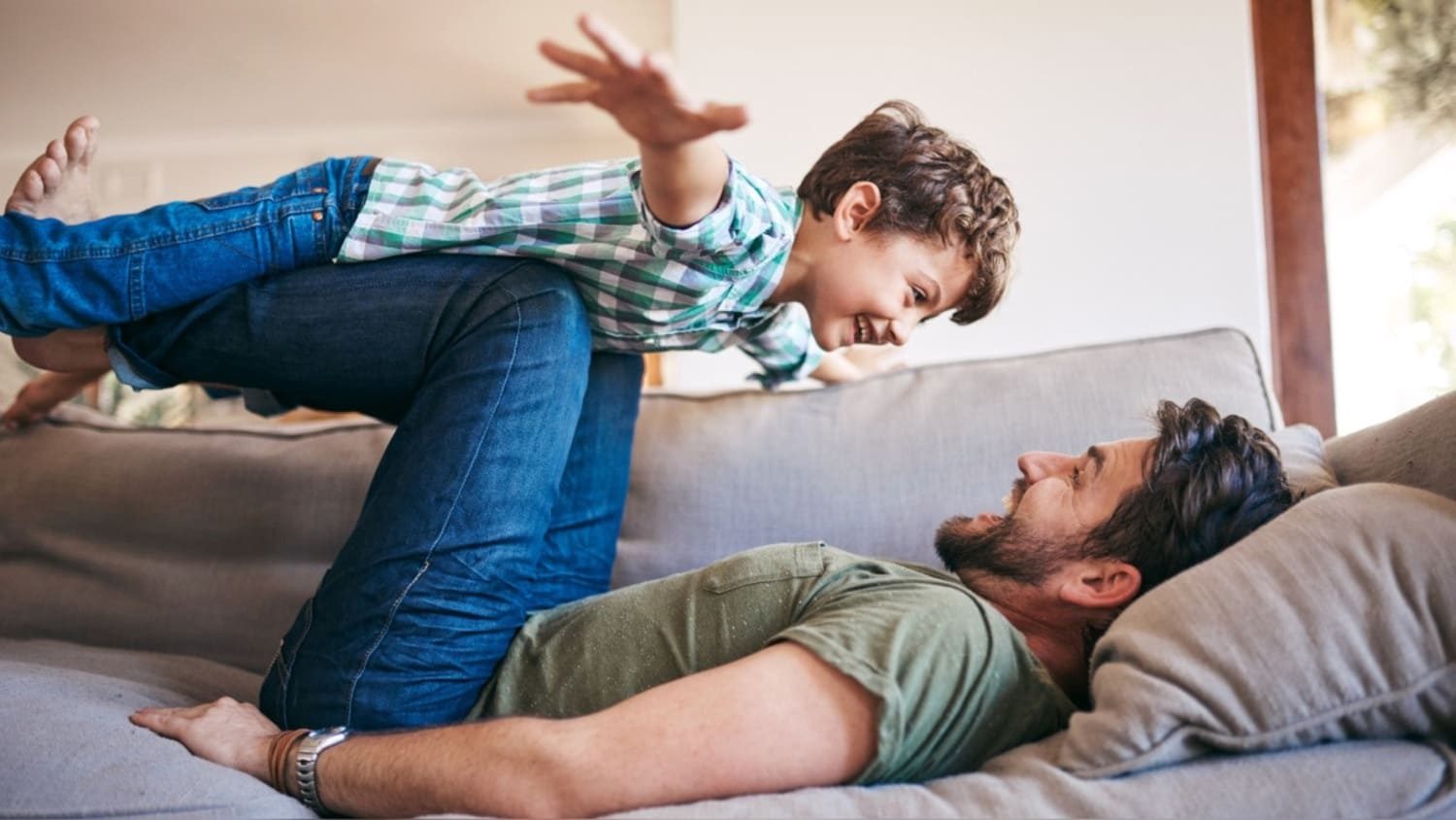 En una sociedad donde la falta de identidad masculina crece entre niños y aún jóvenes, llama a los padres a asumir la responsabilidad que les asiste. Con el ejemplo, se forma a los hijos, tanto en el proceso de crianza, como en los valores espirituales.